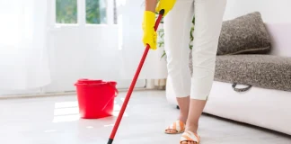 16 Cara Ampuh Perawatan Lantai Keramik agar Tetap Kinclong dan Awet 16 Cara Ampuh Perawatan Lantai Keramik agar Tetap Kinclong dan Awet, lantai keramik bersih, tips membersihkan keramik, cairan pembersih lantai, cara pel lantai, grout keramik