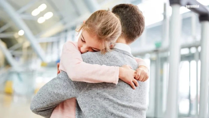 Pentingnya Sentuhan dan Komunikasi Intim dengan Anak Sekarang, komunikasi intim dengan anak, sentuhan orang tua, bonding keluarga, orang tua hadir, tumbuh kembang anak