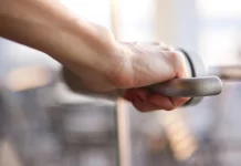 8 Alasan Arah Buka Pintu Rumah ke Dalam Lebih Menguntungkan: Aman, Nyaman, dan Penuh Hoki arah buka pintu rumah, pintu rumah dibuka ke dalam, keamanan pintu rumah, feng shui rumah, desain pintu ideal