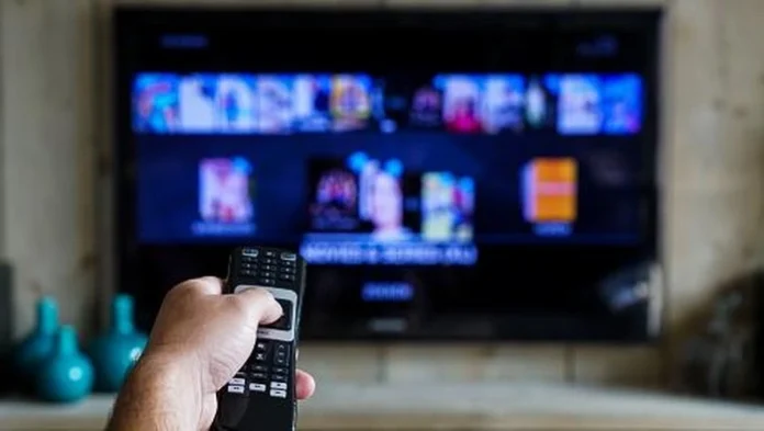 tv di kamar tidur, posisi tv, tinggi ideal tv, ukuran layar tv, jarak nonton tv