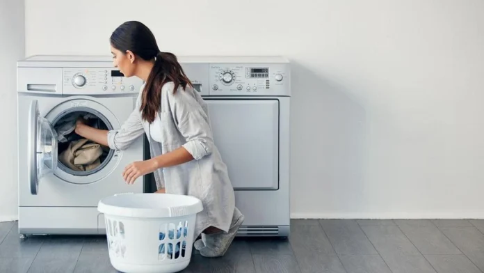 barang elektronik rumah tangga, stopkontak listrik, korsleting rumah, tips listrik aman, penggunaan daya listrik