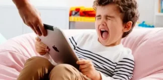 Di Balik Anak yang Kecanduan Gawai, Fenomena Global dan Andil Orang Tua Anak yang Kecanduan Gawai, kecanduan gawai, penggunaan gawai anak, peran orang tua digital, keseimbangan gawai